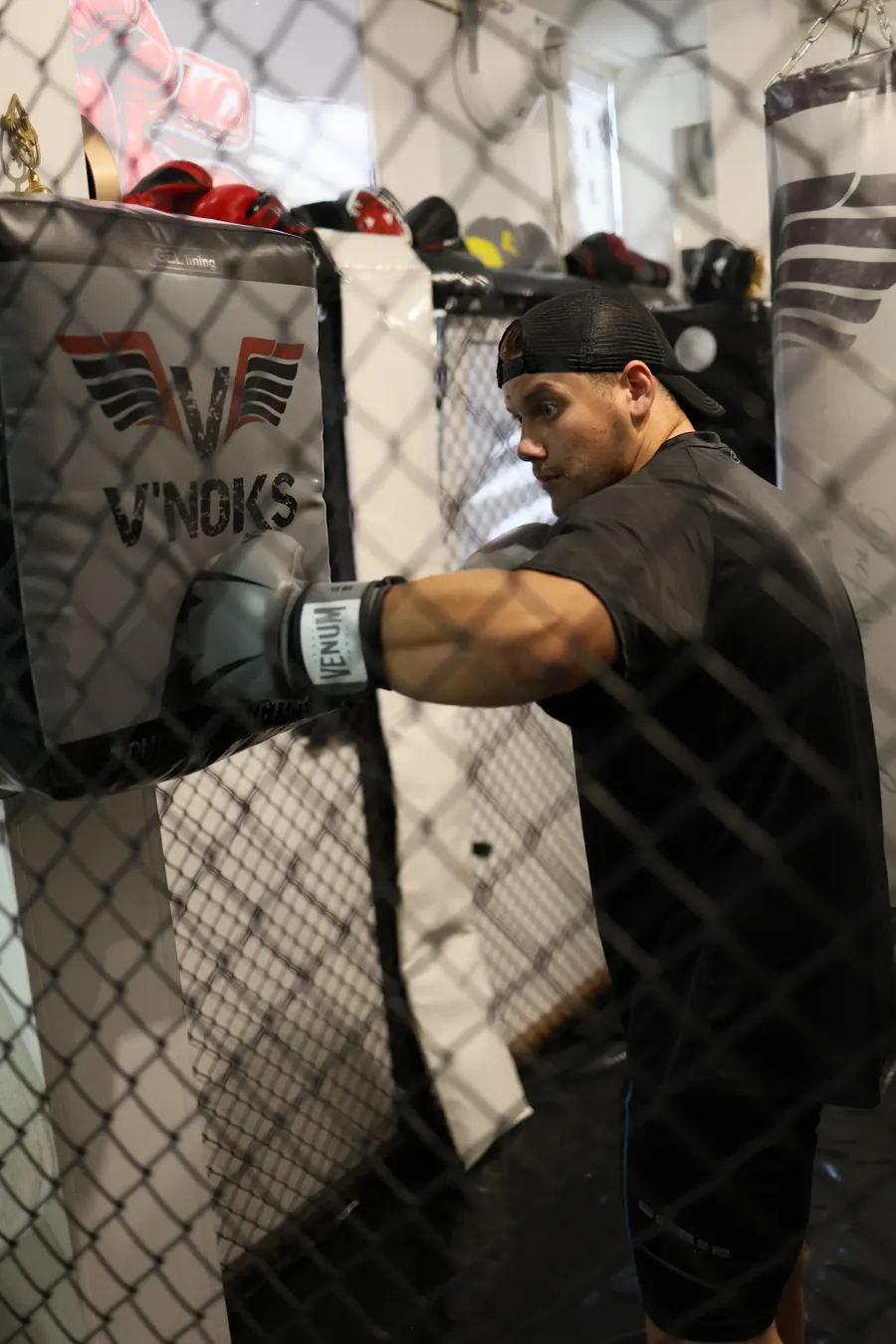 Тренер Кирило в залі BITE MMA